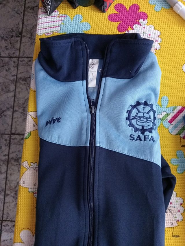 Uniforme ,tengo varios jerseys y politos y polar.