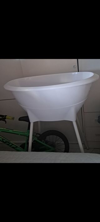Se vende mini cuna y bañera y colchón 