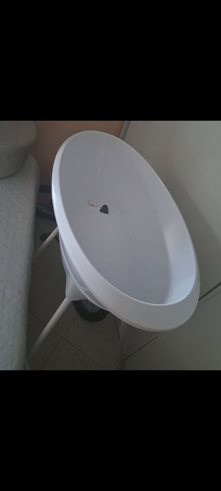 Se vende mini cuna y bañera y colchón 