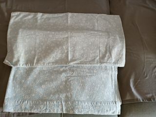 Funda y sabana de cuna afelpada.