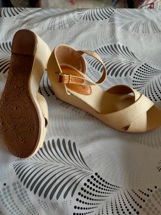 Sandalias n. 37, sn estrenar