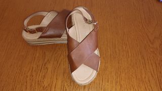 Sandalias de cuña color cuero. Talla 36