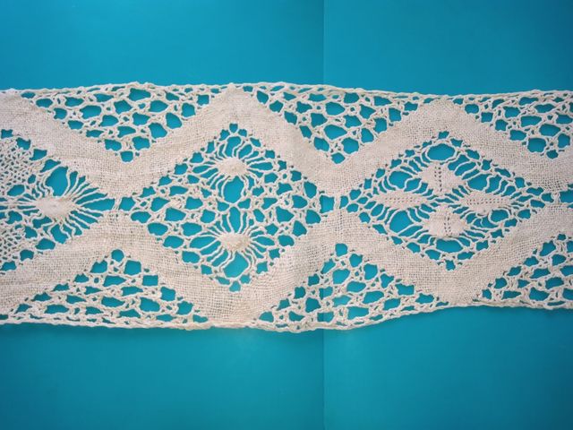 ANTIGUA TIRA DE ENCAJE DE BOLILLOS COLOR CRUDO