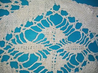 ANTIGUO ENCAJE DE BOLILLOS COLOR CRUDO