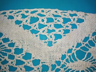 ANTIGUO ENCAJE DE BOLILLOS COLOR CRUDO