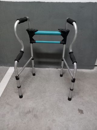Andador fijo plegable