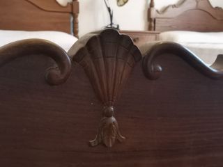 Camas gemelas de madera castaño