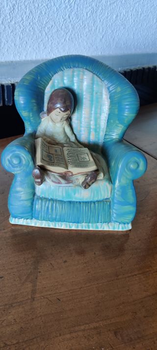 Figura Nao/Lladro, niña en sillón