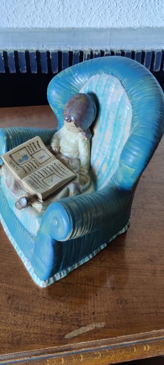 Figura Nao/Lladro, niña en sillón