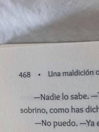 Libro una maldición oscura y solitaria de Brigid K