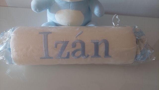 Cojin antivuelco caramelo bebe bordado nombre Izan