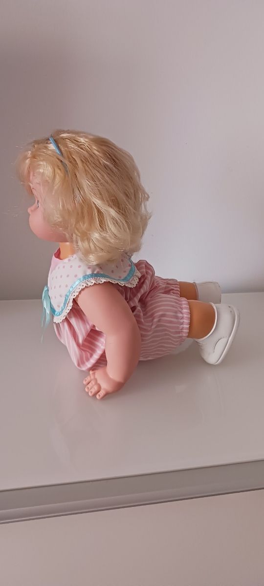 Muñeca Bea anda y gatea Hasbro