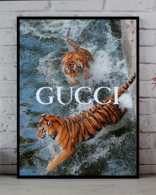 Cuadro Gucci y tigres en agua .