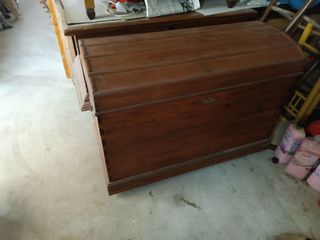 baúles de madera y tela antiguos