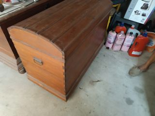 baúles de madera y tela antiguos