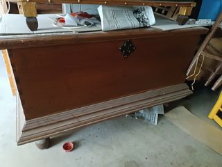 baúles de madera y tela antiguos