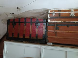 baúles de madera y tela antiguos