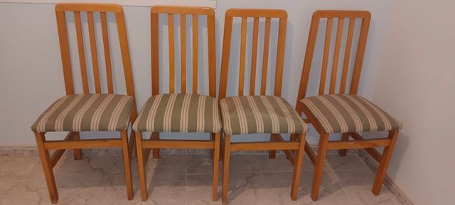 Cuatro sillas de haya maciza.