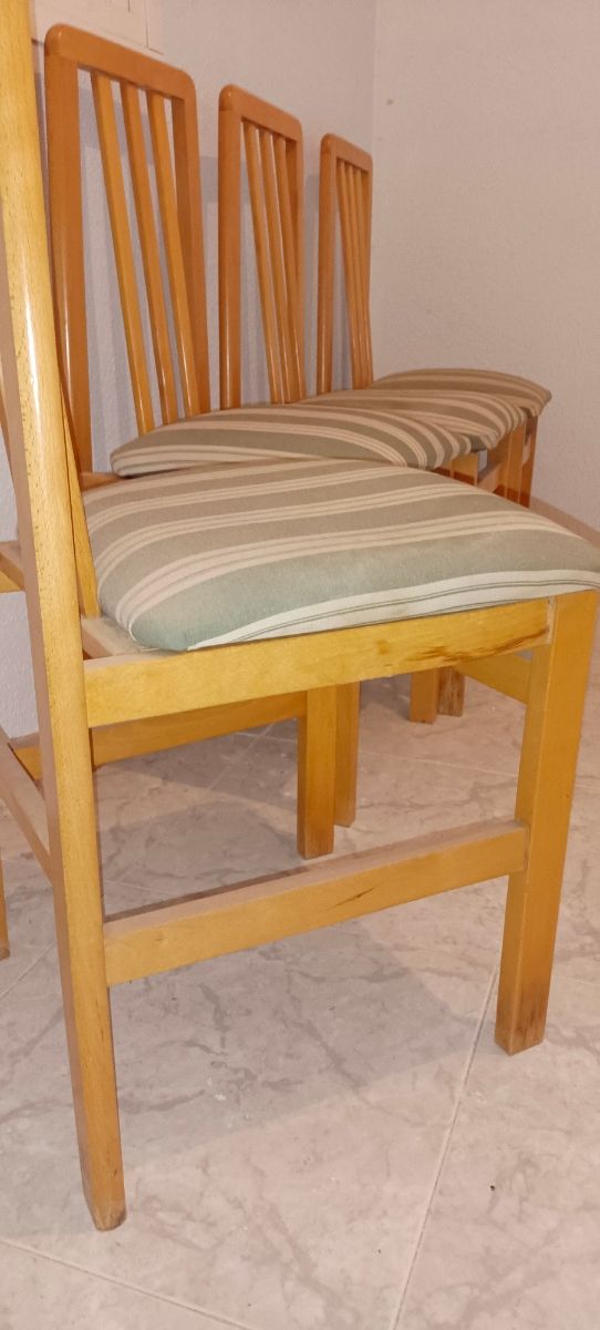 Cuatro sillas de haya maciza.