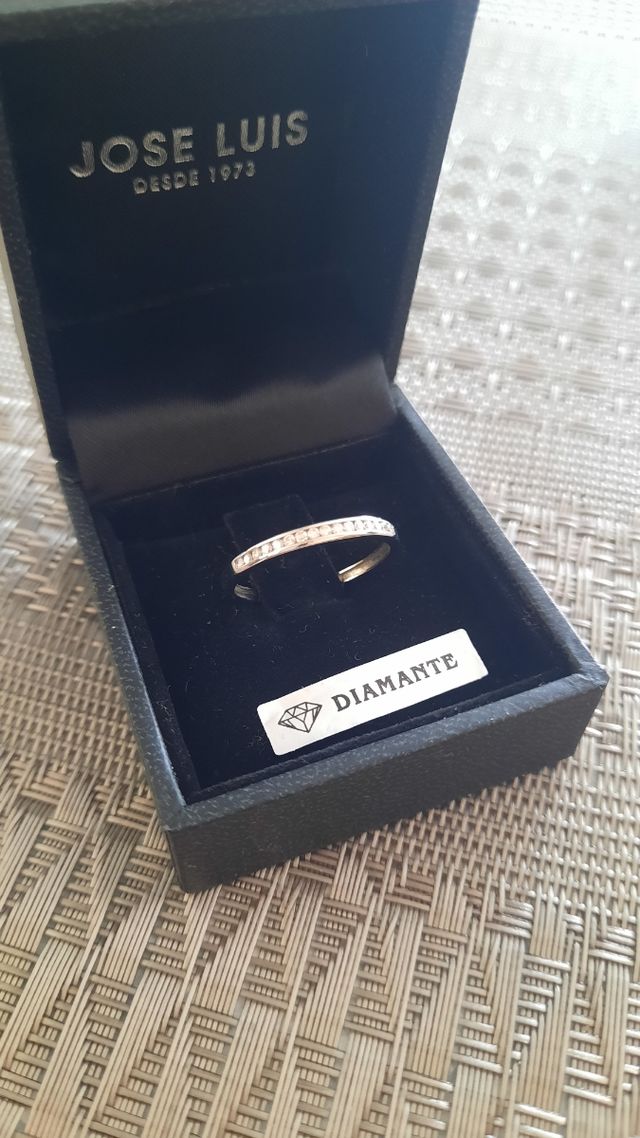 Anillo de oro y diamantes