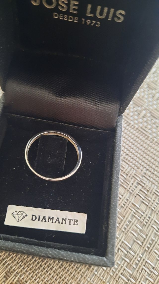 Anillo de oro y diamantes