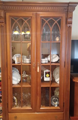Vitrina salón madera maciza.