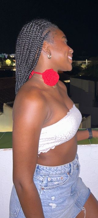 flor collar , cinto, pulsera y pelo 