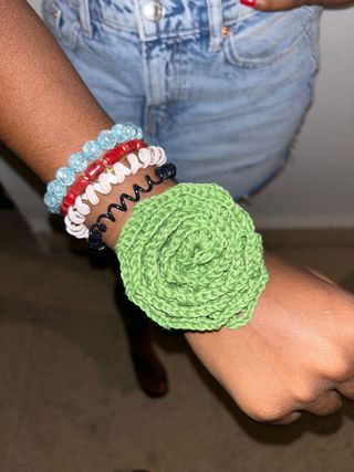 flor collar , cinto, pulsera y pelo 