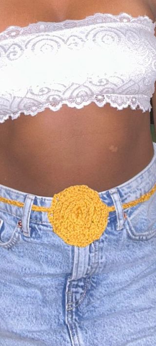 flor collar , cinto, pulsera y pelo 