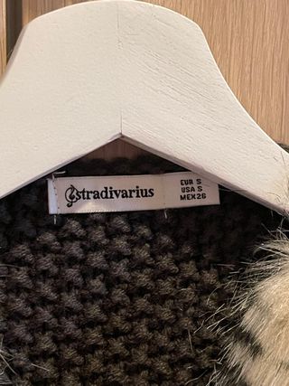 Chaleco de piel sintética Stradivarius.