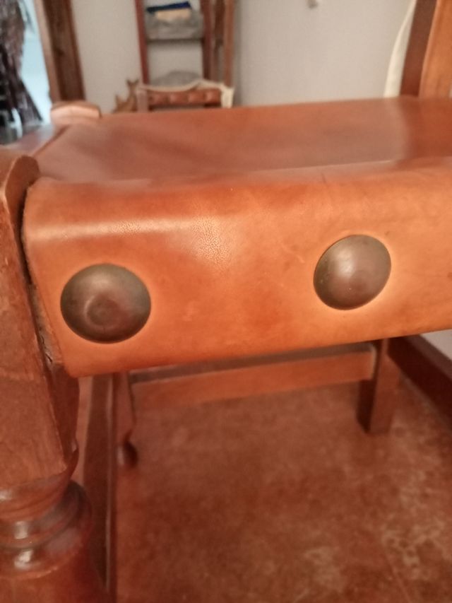 Sillas castellanas. Asiento en cuero.