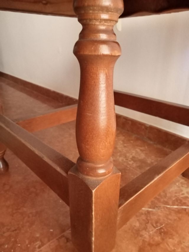 Sillas castellanas. Asiento en cuero.