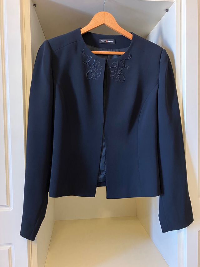 Elegante traje chaqueta y falda negro.Talla grande
