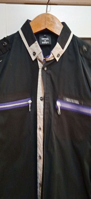 Lote de camisas y pantalon tipo chino.