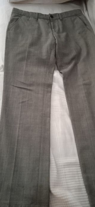 Lote de camisas y pantalon tipo chino.