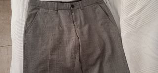 Lote de camisas y pantalon tipo chino.