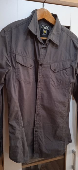 Lote de camisas y pantalon tipo chino.