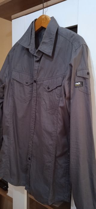 Lote de camisas y pantalon tipo chino.