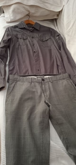 Lote de camisas y pantalon tipo chino.