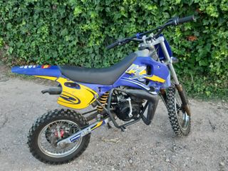 Moto Rieju Mx con casco y guantes