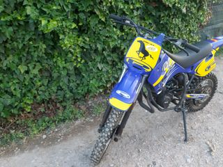 Moto Rieju Mx con casco y guantes