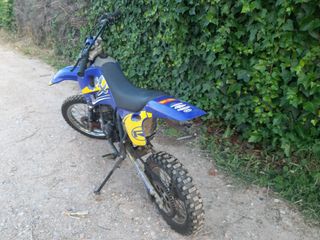 Moto Rieju Mx con casco y guantes