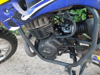 Moto Rieju Mx con casco y guantes