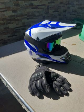 Moto Rieju Mx con casco y guantes