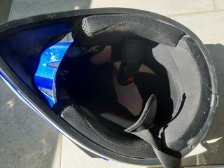 Moto Rieju Mx con casco y guantes