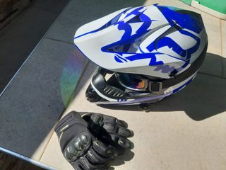 Moto Rieju Mx con casco y guantes