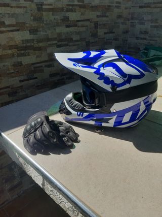 Moto Rieju Mx con casco y guantes
