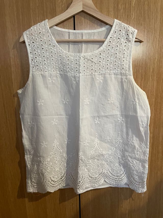 Camisa blanca con decoración flores