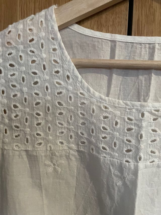 Camisa blanca con decoración flores