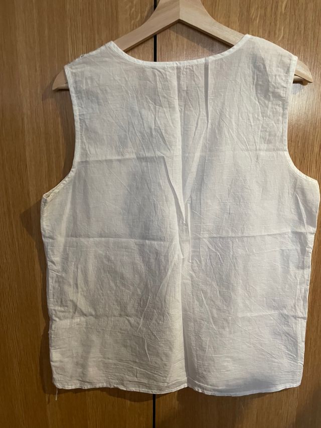 Camisa blanca con decoración flores